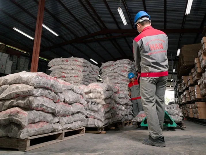 Nhân viên HAN vận chuyển thành phẩm trong kho bằng xe đẩy