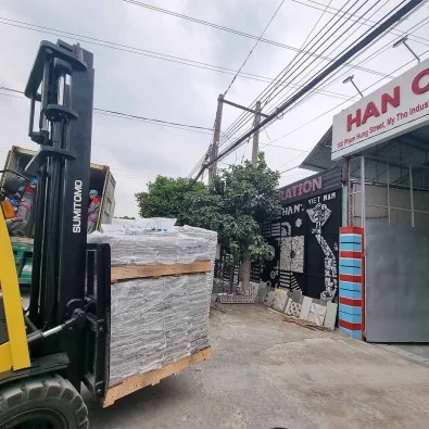 Xe nâng vận chuyển pallet thành phẩm tại nhà máy HAN Corporation